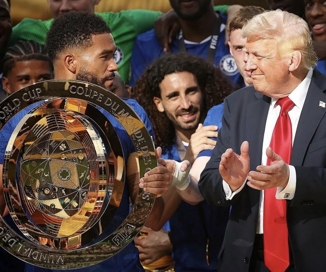 里斯-詹姆斯社媒晒捧杯照片,特朗普与其对视