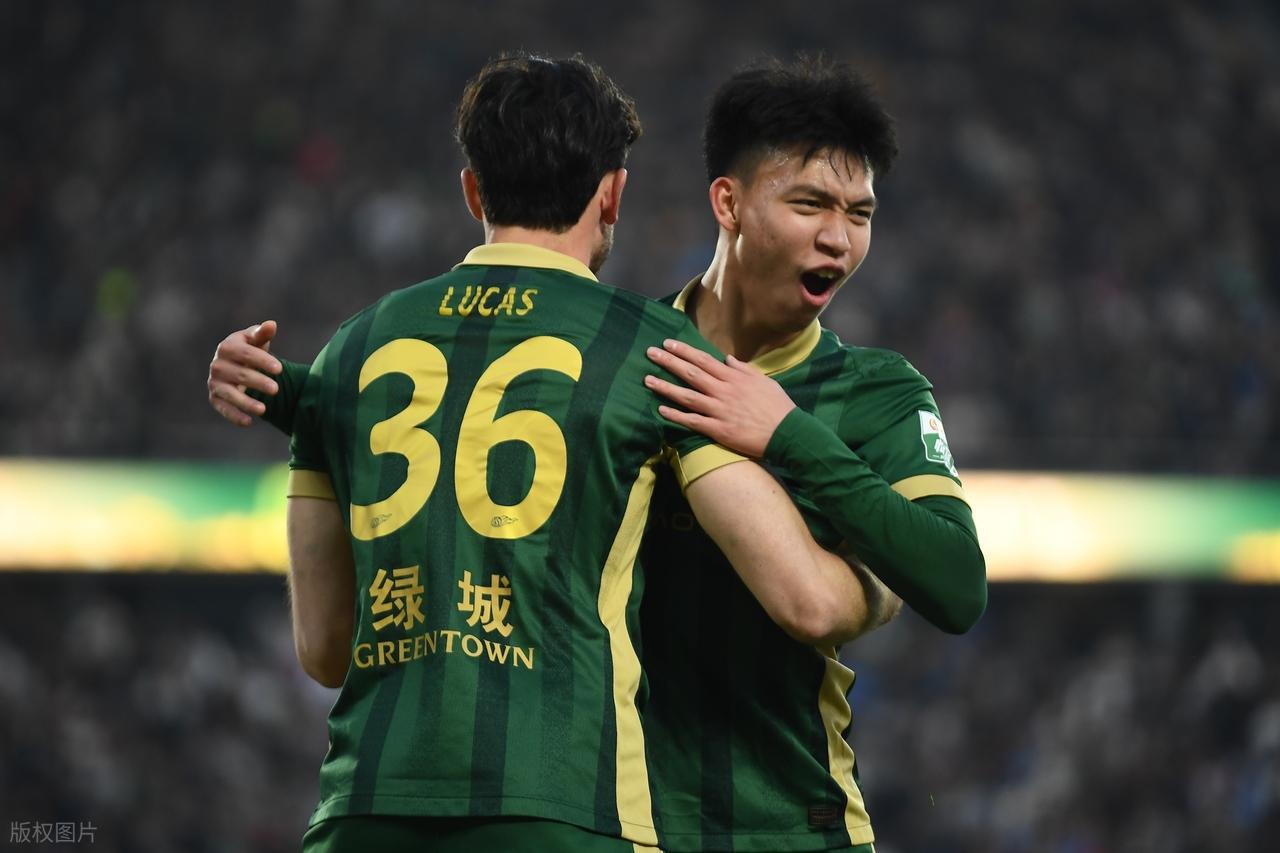 王钰栋锦上添花脱衣庆祝被吐槽发型丑,知道是谁操刀后改口:帅!